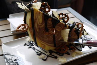 Illustration for article titled Here's What That Nightmare Guy Fieri Cheesecake Actually Looks Like